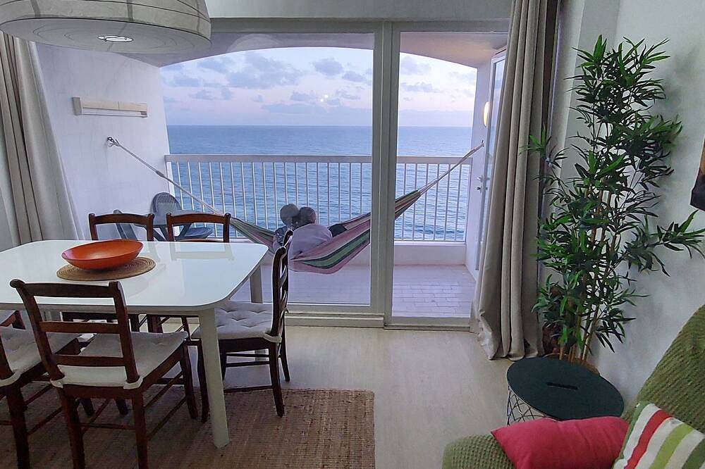 Entire apartment, Apartment with stunning sea views and private access to the beach. in Praia da Califórnia, Sesimbra