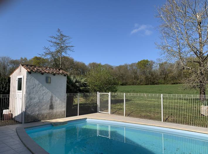 Gîte pour 4 personnes, avec piscine ainsi que jardin et terrasse à Champagne (Charente-Maritime)
