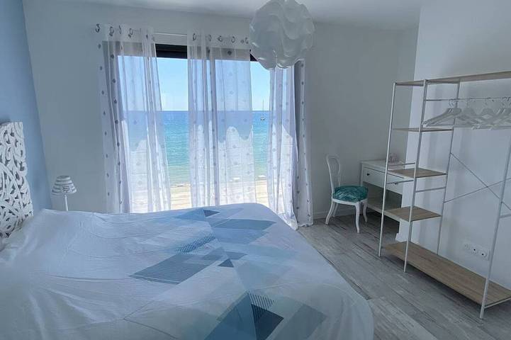 Piedi della villa in acqua in Cavalaire-sur-Mer, Parco nazionale di Port-Cros