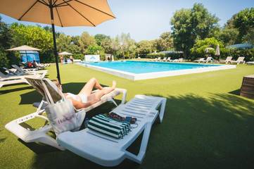 Location de vacances pour 3 personnes, avec terrasse ainsi que jardin et piscine à Vall-llobrega