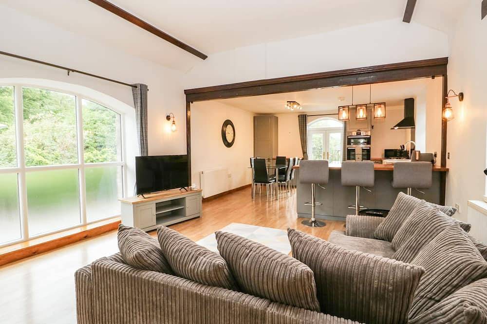 Coach House, family friendly, character holiday cottage in Arnside in Arnside, Lake District