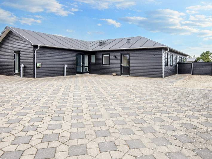 Ferieudlejning for 10 personer, med Terrasse og Pool i Fjellerup Strand