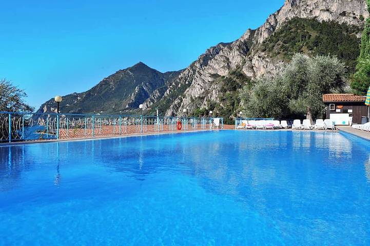 Vakantiewoning voor 4 personen, with zwembad and terras as well as whirlpool and balkon/terras in Limone sul Garda