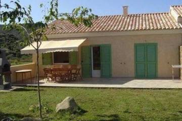 Location de vacances pour 6 personnes, avec jardin ainsi que terrasse et piscine à Saint-Florent