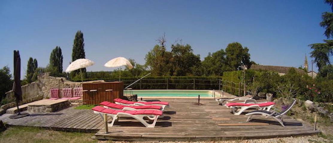 Gîte pour 8 personnes, avec terrasse et vue sur le lac ainsi que piscine et jardin à Monflanquin - 2