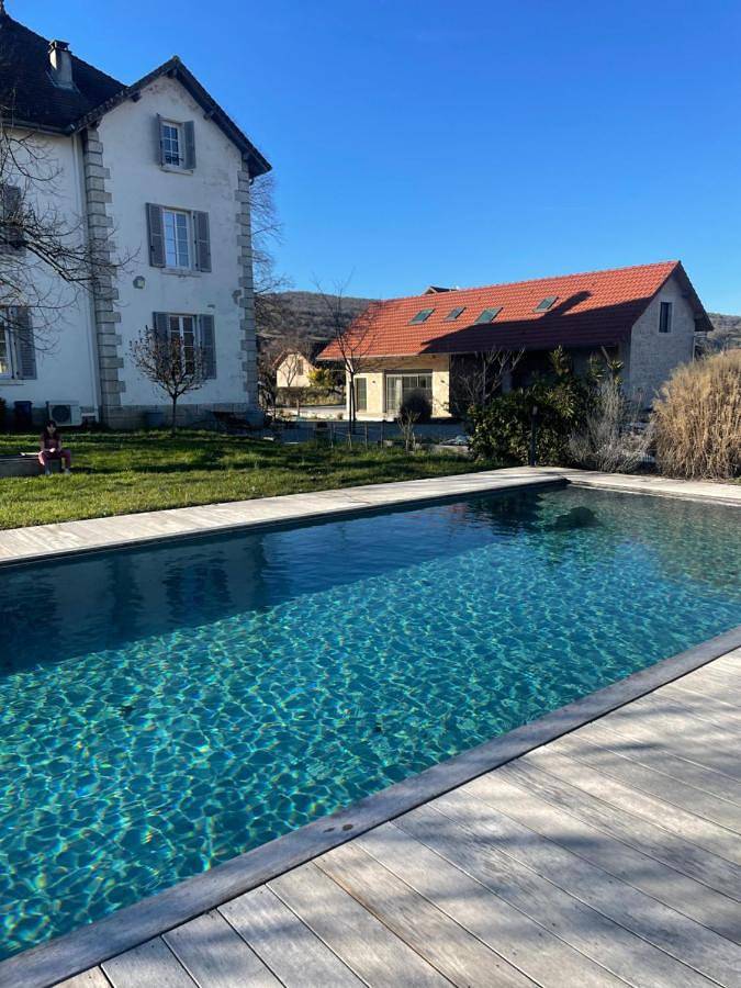 Location de vacances pour 4 personnes, avec jardin ainsi que piscine et terrasse à Yenne - 4