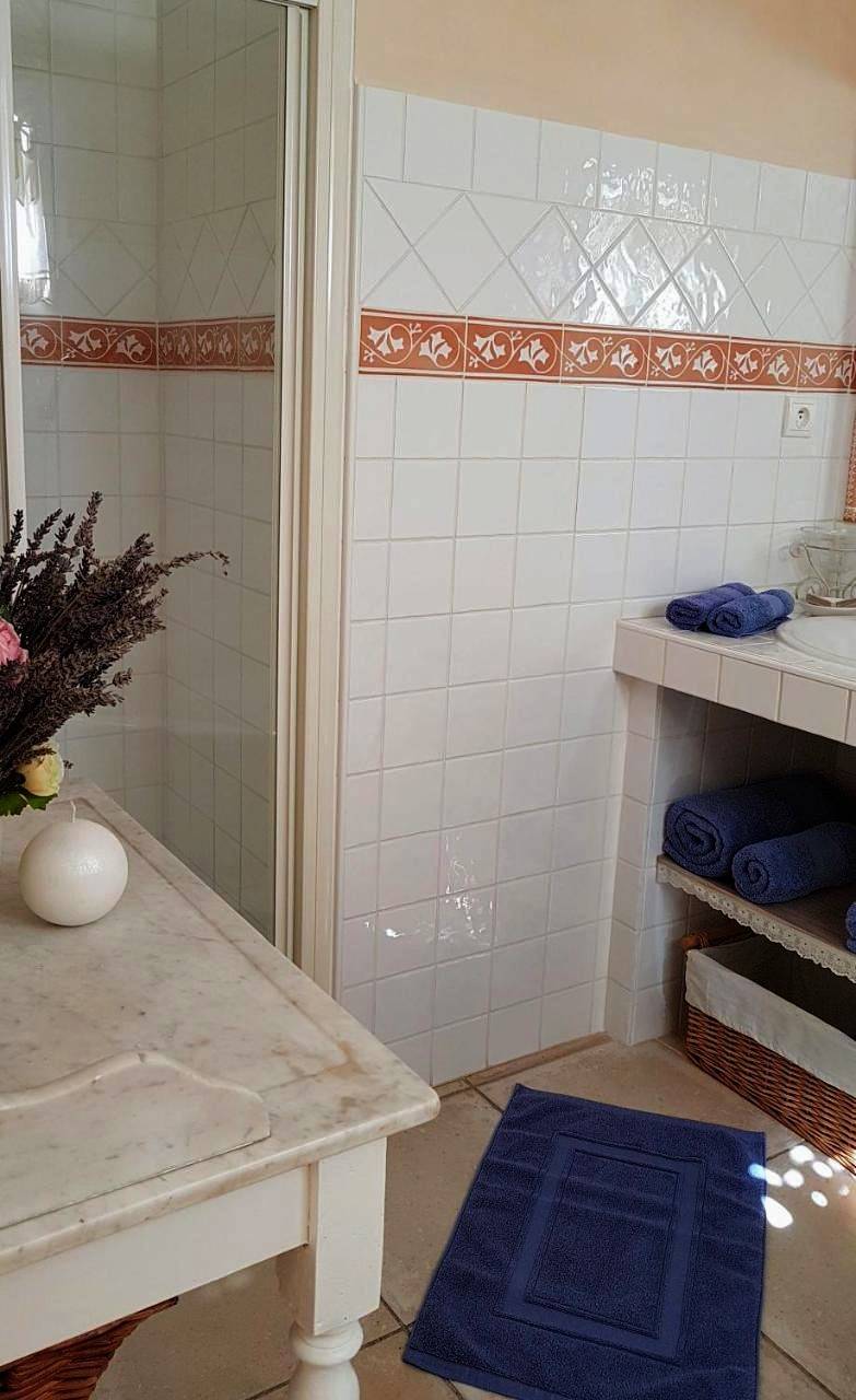 Double Room with Pool View in Villeneuve, Parc naturel régional du Luberon