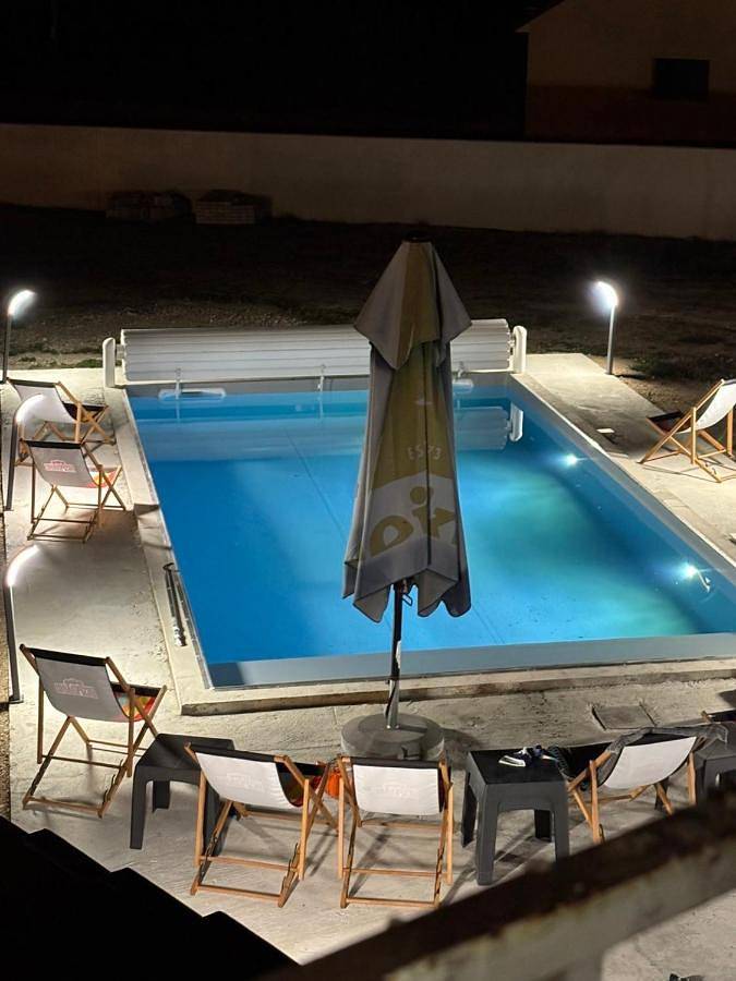 Gîte pour 2 personnes, avec Terrasse ainsi que Jardin et Piscine à Rimeize (Lozère)