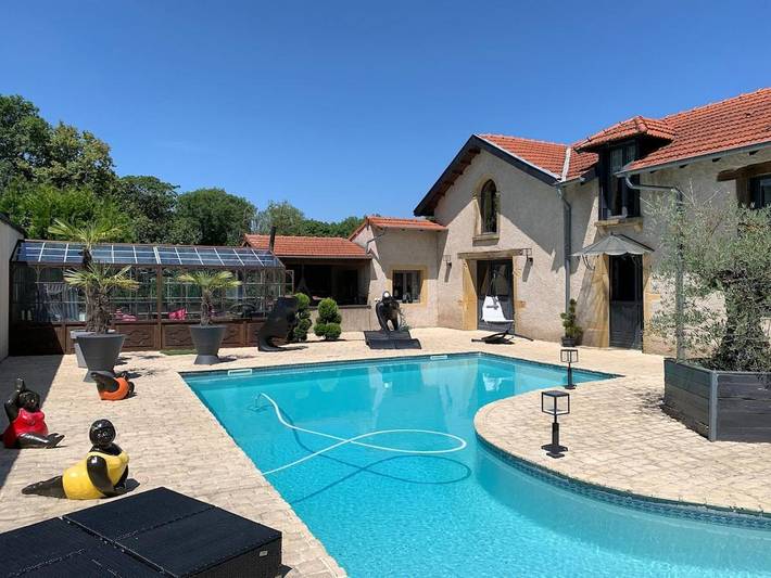 Gîte pour 6 personnes, avec piscine et jacuzzi ainsi que terrasse et jardin dans Failly