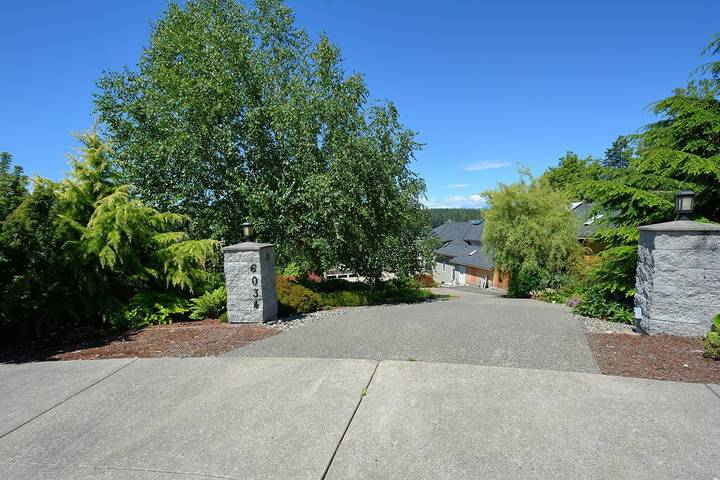 Vacation rental for 10 people, with yard and hot tub in Kitsap County