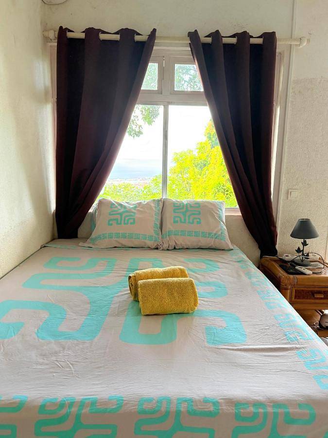 Chambre d’hôte pour 2 personnes, avec jardin et piscine ainsi que vue et terrasse dans Faa'a