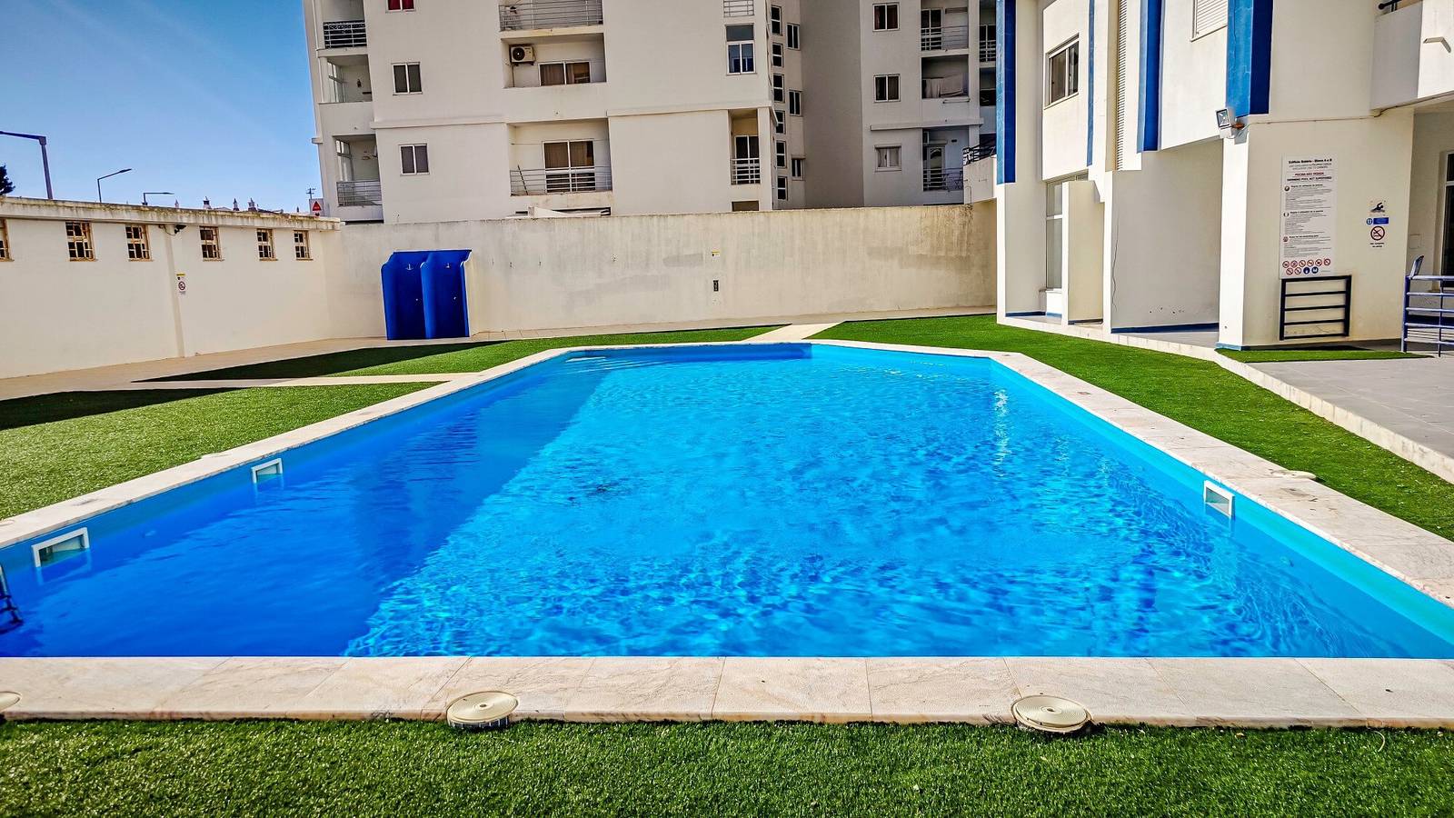 Appartement entier, Apartamento Solário près de la plage, avec piscine et Wifi in Armação de Pera, District de Faro