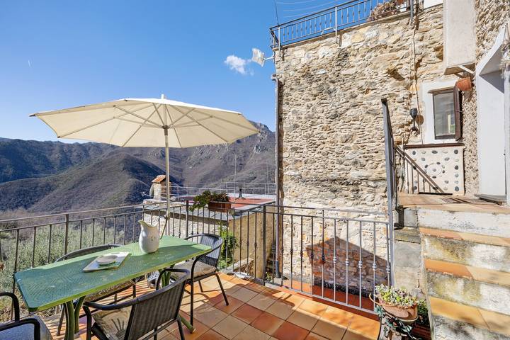 Geheel appartement, Appartement 'La Casa Della Lavanda' met bergzicht, privéterras en wifi in Castelvecchio di Rocca Barbena, Riviera di Ponente