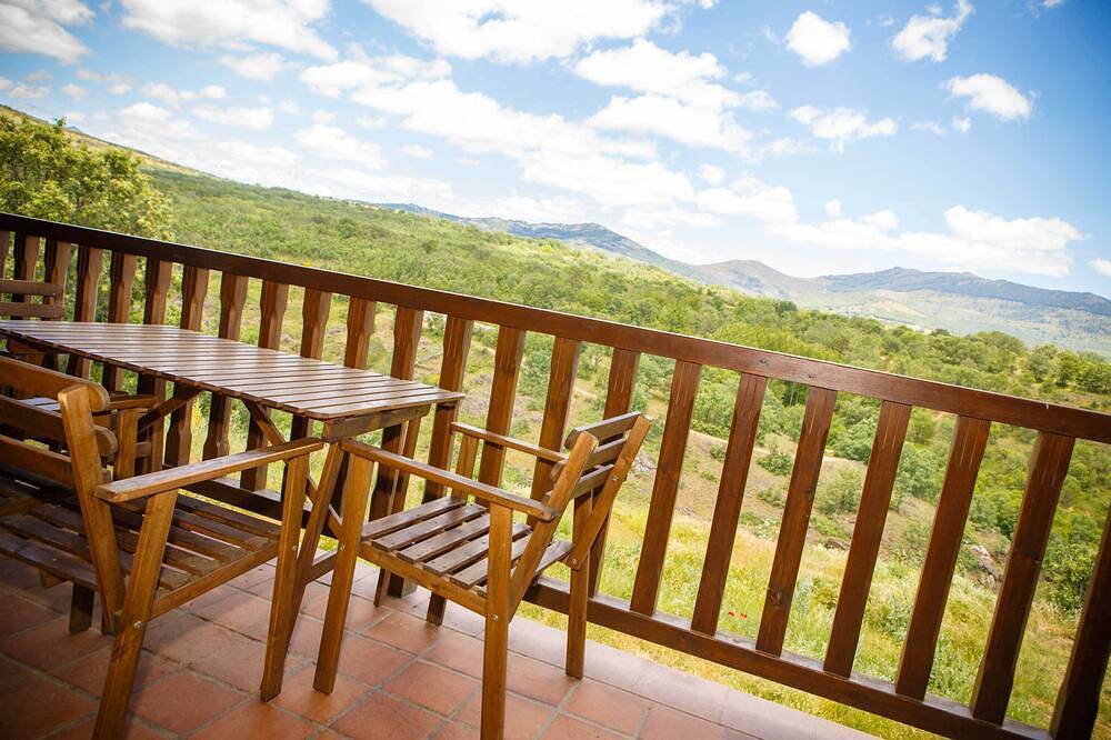 In the Maillo house you can enjoy a terrace with barbecue and a front patio in Horcajuelo de la Sierra, Madrid Province