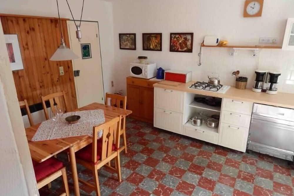 Maison de campagne confortable  avec un cour confortable et un jardin ombragé in Alaigne, Région de Limoux