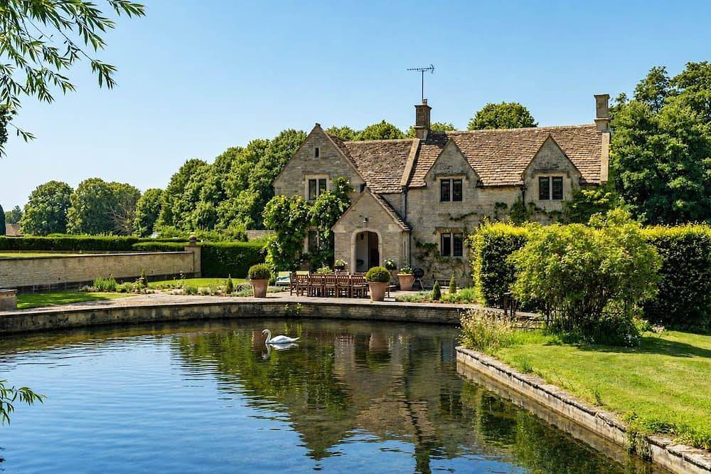 Grindstone Mill - sleeps 12 guests  in 6 bedrooms in Stroud, Gloucestershire