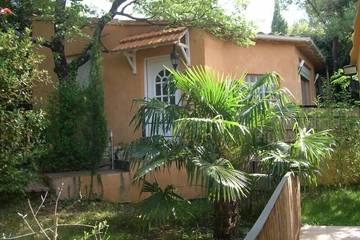 Gîte pour 4 personnes, avec jardin et terrasse à Rocbaron