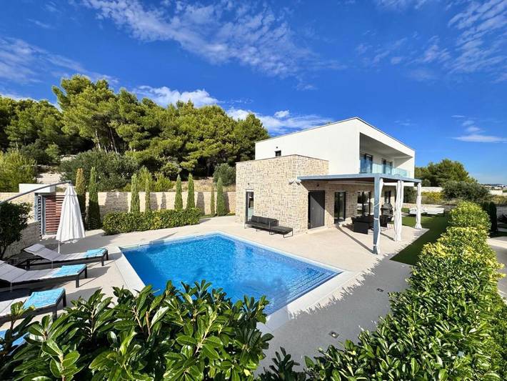 Villa pour 8 personnes, avec vue ainsi que piscine et jardin, animaux acceptés à Tribunj