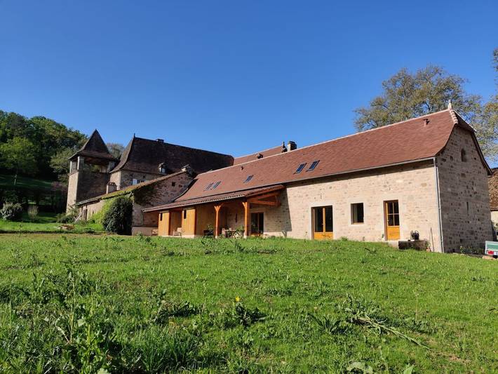Gîte pour 14 personnes, avec terrasse ainsi que jardin et piscine