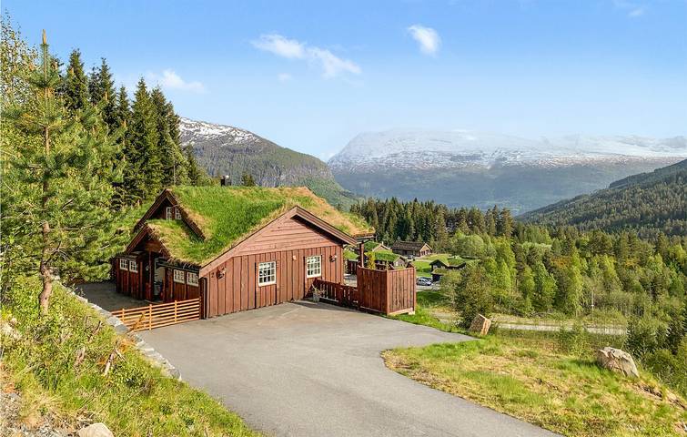 Feriehus for 10 personer, med terrasse og hage i tillegg til jacuzzi i Stryn
