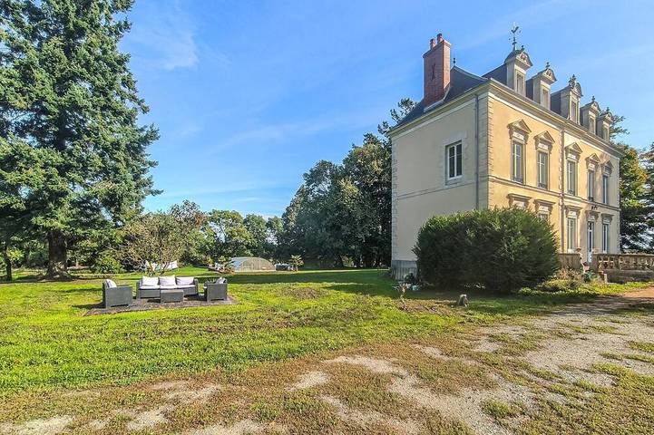 Location de vacances pour 11 personnes, avec piscine dans Parennes