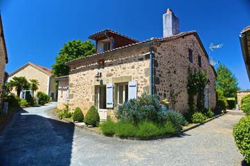Gîte pour 7 personnes, avec sauna et jardin ainsi que piscine et jacuzzi à Saint-Martial-de-Valette