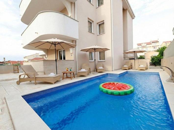 Apartament wakacyjny dla 4 osób, z Balkon i Taras oraz Basen i Widok w Novalja