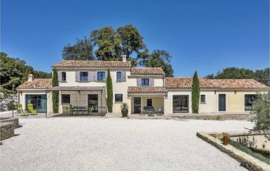 Gîte pour 10 personnes, avec terrasse ainsi que piscine et jardin, adapté aux familles à Roussas