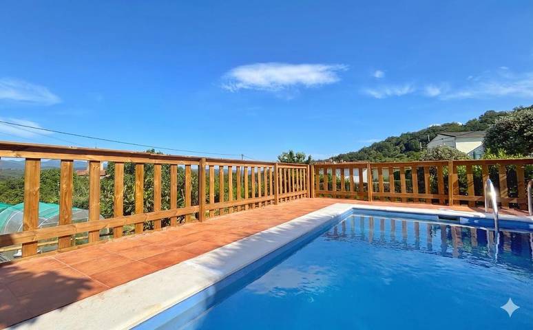 Casa rural para 10 personas, con Balcón y Terraza además de Jardín y Piscina en Las Planas