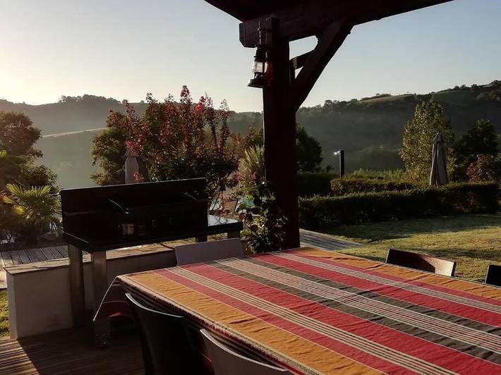 Location de vacances pour 6 personnes, avec jardin et piscine ainsi que terrasse et vue à La Bastide-Clairence - 3