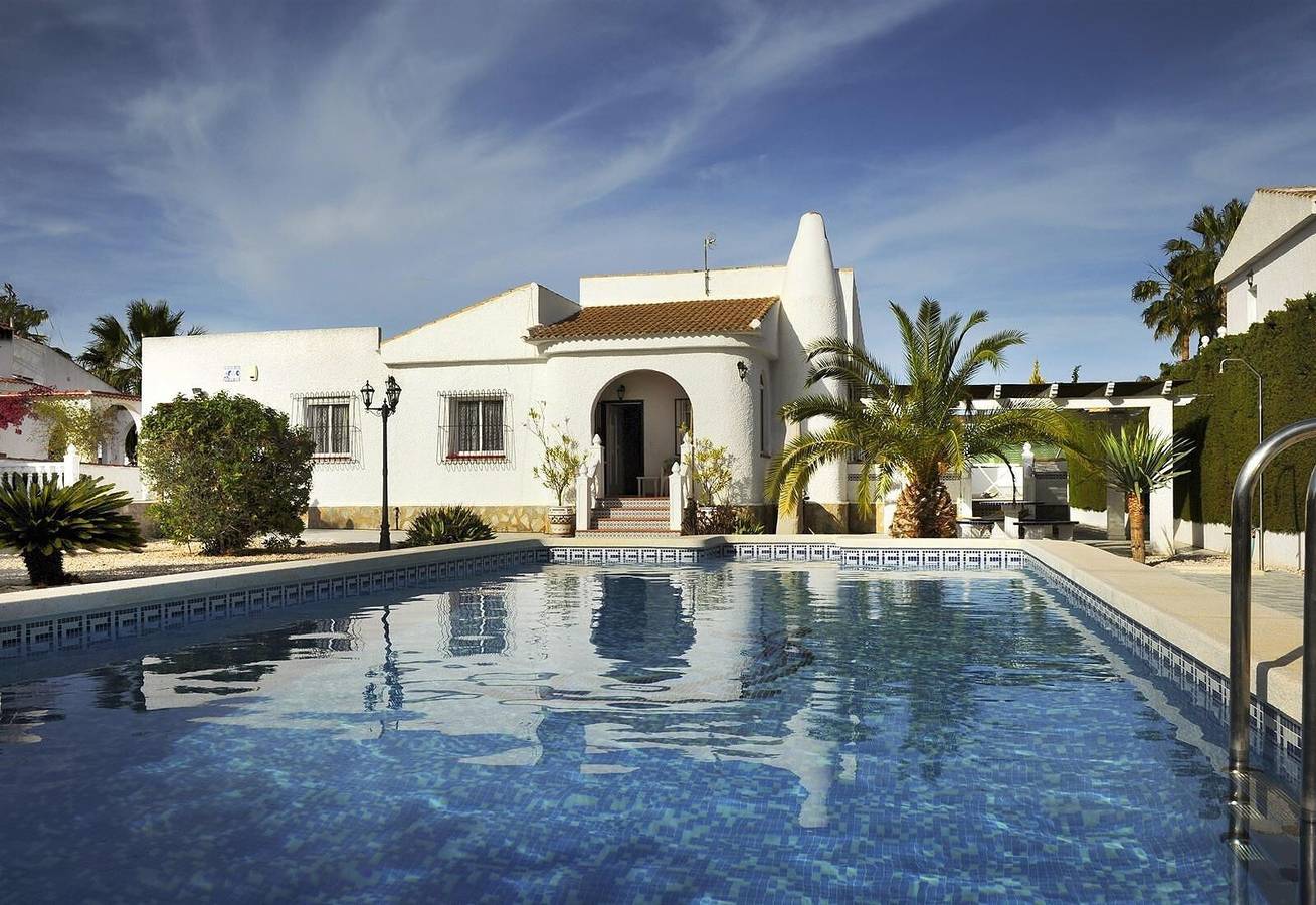 Villa La Casa Del Sol con piscina, jardín y Wi-Fi in El Chaparral, Torrevieja