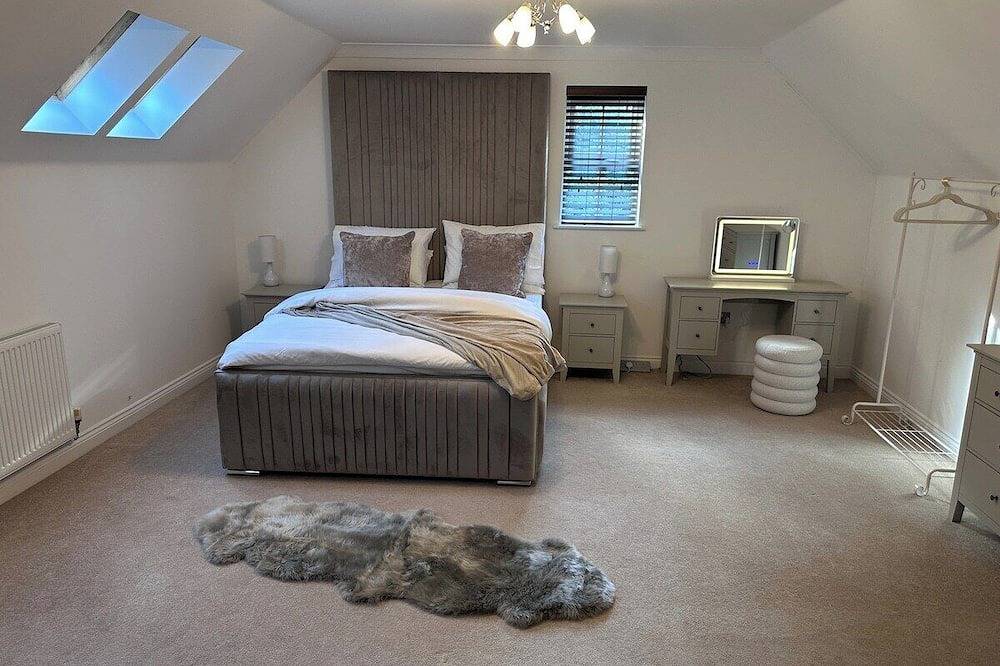 Ganze Wohnung, Elegant 5 bed 4.5 bath gated community home with conservatory in Thorpe Park, Surrey