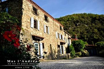 Location de vacances pour 4 personnes, avec jardin ainsi que sauna et jacuzzi à Corsavy