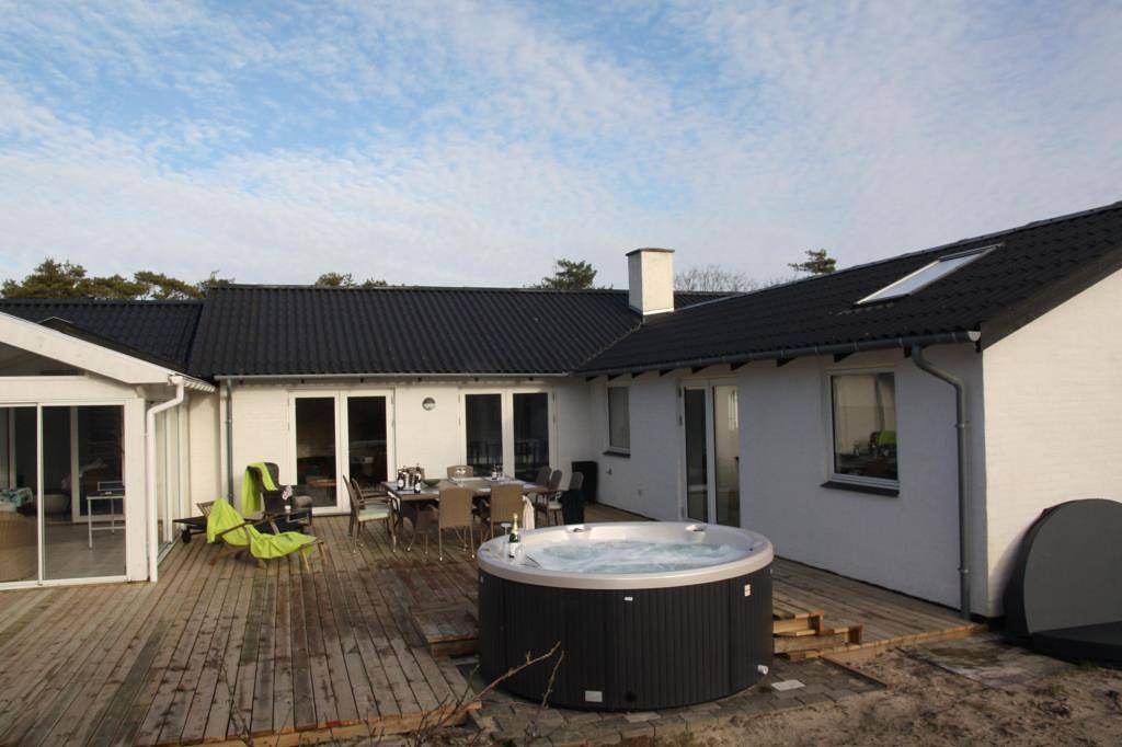 Luksus hus centralt i byen med total lukket grund. incl. rengøring. in Blavand, Varde Region