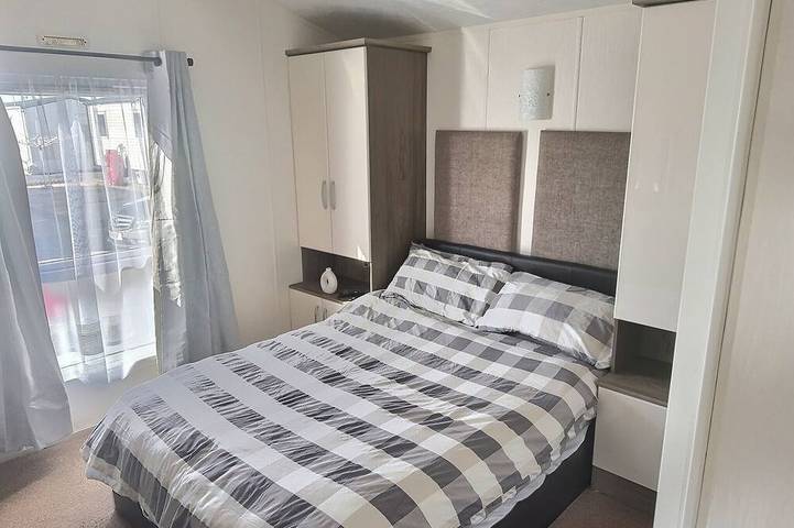 Sea Front 2 Bedroom Lodge (Honeysuckle 95) at Trecco Bay Holiday Park, Porthcawl in Porthcawl, Bridgend e dintorni