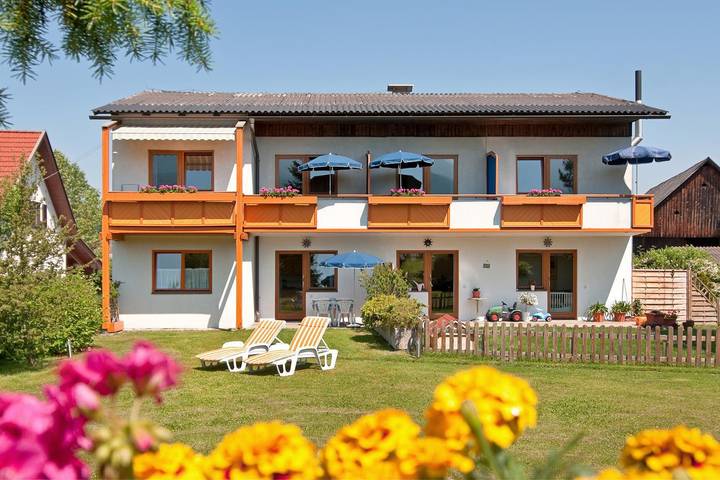 Ferienwohnung für 2 Personen, mit Balkon und Garten sowie Ausblick am Faaker See