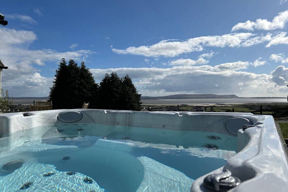 Raphael House - Welsh Sea View Cottage with Jacuzzi in Burry Port, Carmarthenshire