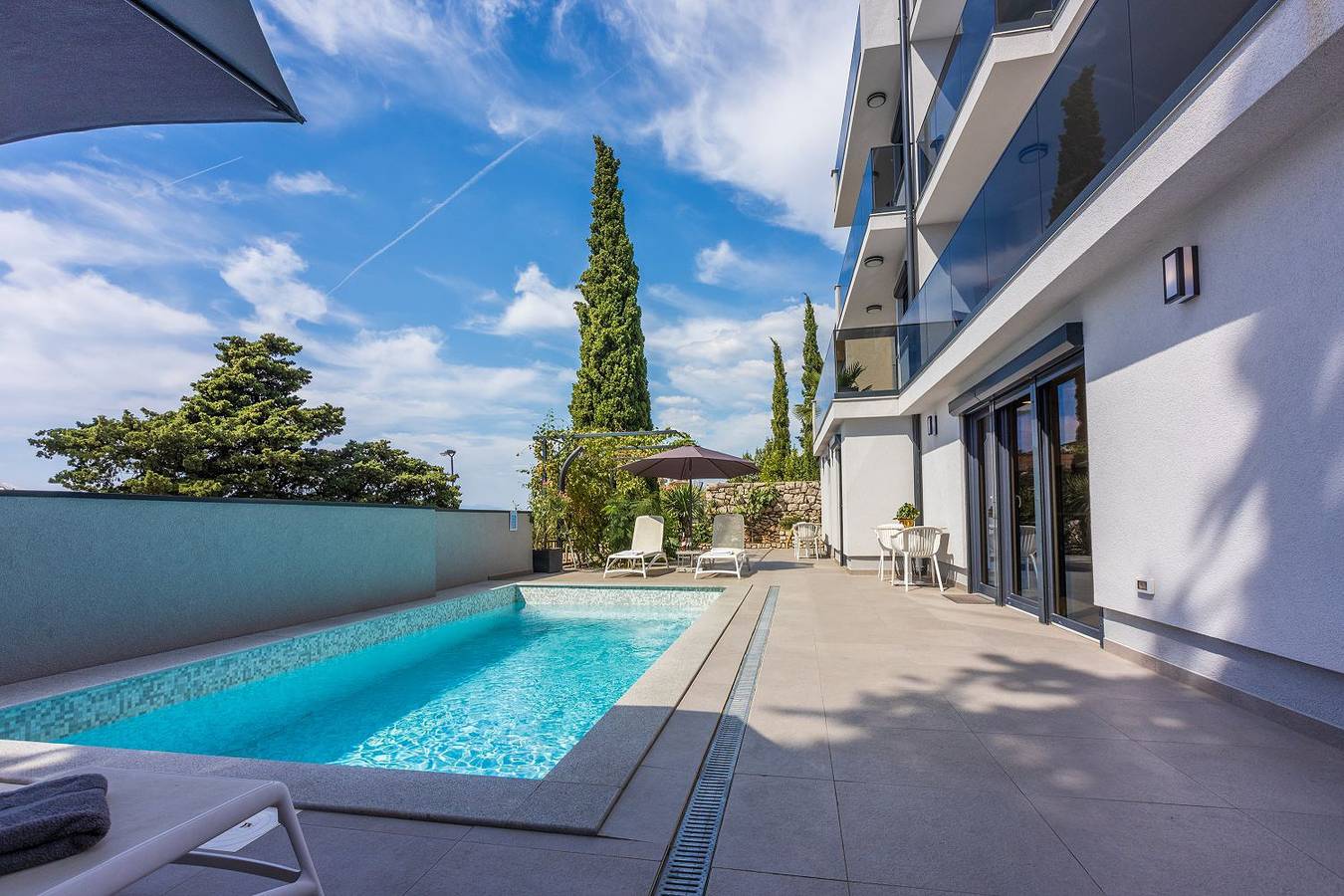 Ganze Wohnung, Helles Apartment nur 500 Meter zum Sandstrand mit tollem Pool in Crikvenica, Primorje-Gorski Kotar