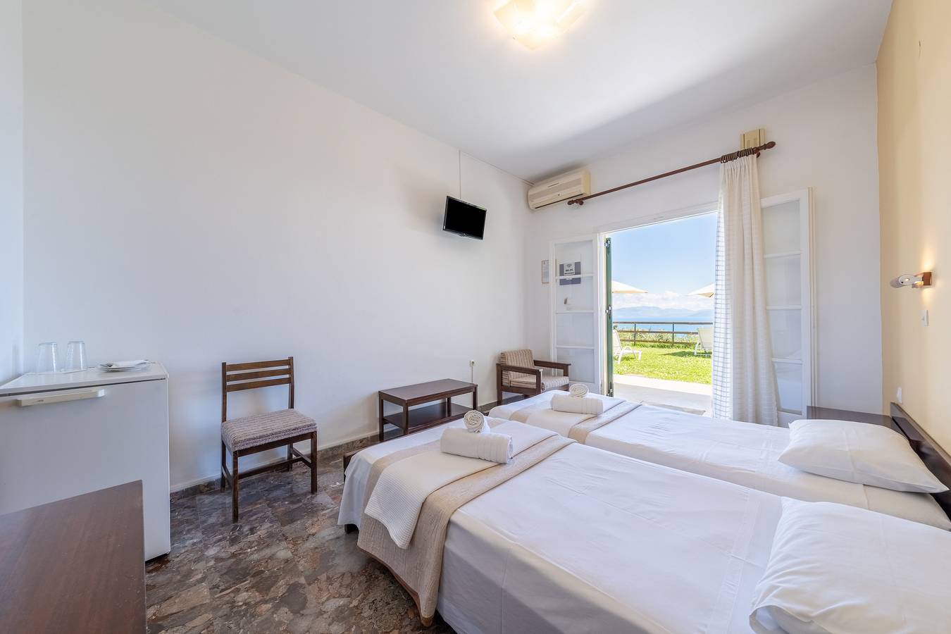 Zimmer 'Gartenblick 3' mit privater Terrasse, Wi-Fi und Klimaanlage in Benitses, Corfu, Korfu
