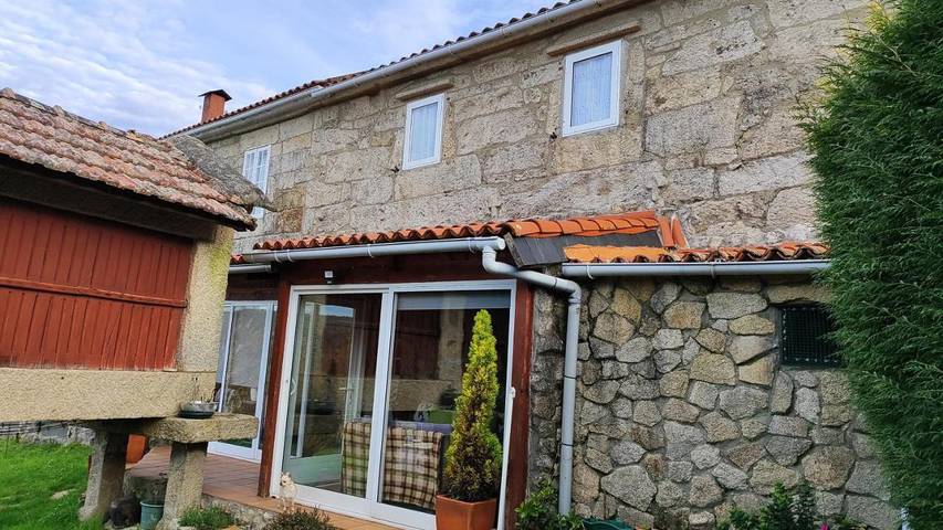Location de vacances pour 8 personnes, avec jardin ainsi que vue et piscine, animaux acceptés à A Cañiza - 3