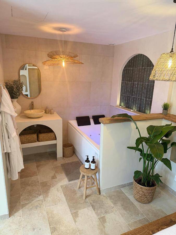 Hôtel pour 2 personnes, avec jacuzzi ainsi que terrasse et jardin à Fontanès (Gard)