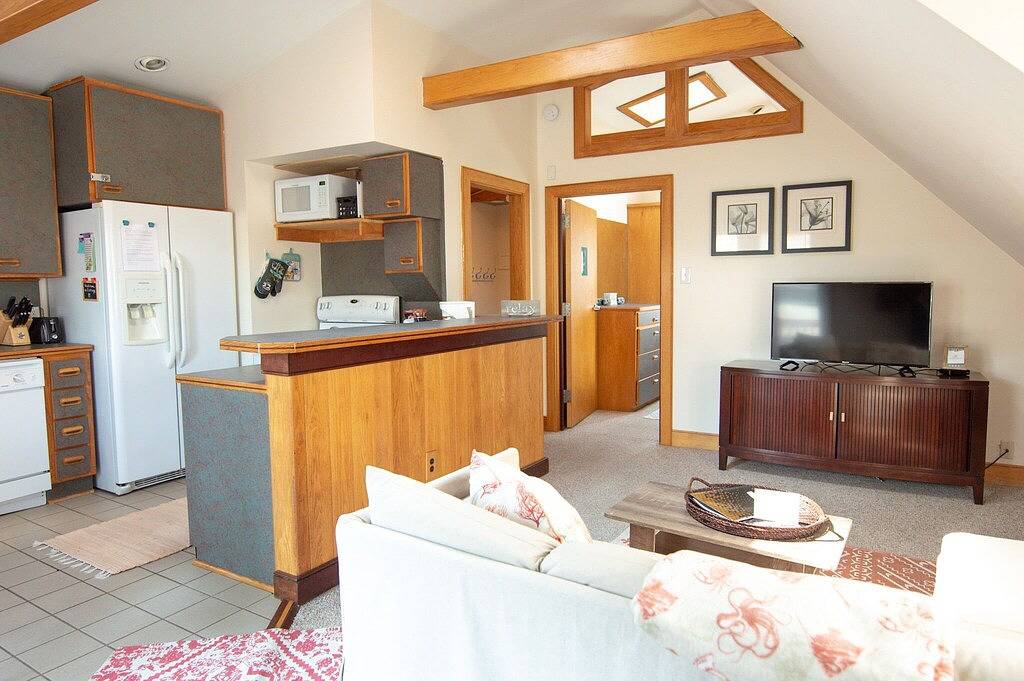 Upstairs 1Br Beach Apartment in the Heart of the Vibe District - 5 Minute Stroll to Beach (508B) in Virginia Beach