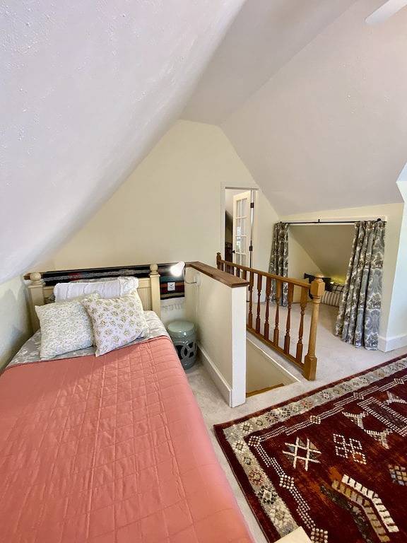 Cozy historic cottage in the woods. 10 minute walk to town in Tryon, Polk County NC