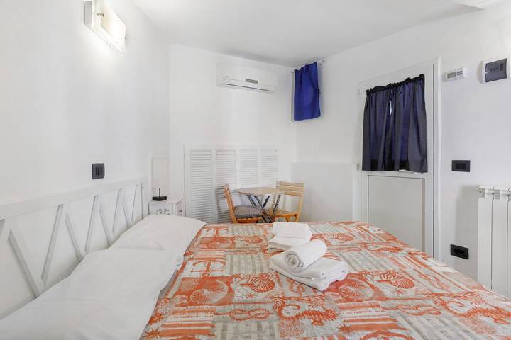 Appartamento intero, Camera 'Margherita' con terrazza, Wi-Fi e aria condizionata, angolo cottura in Vernazza, Comune di Vernazza