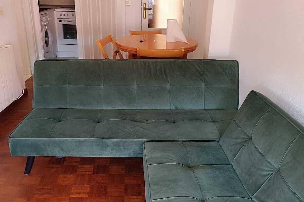 Entire apartment, Bright and centrally located with views. Wifi and Tv. Ski resorts nearby. in Jaca, Spanish Pyrenees