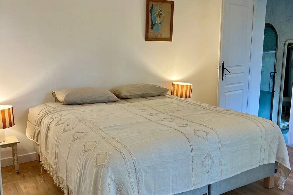 Appartement entier, Bastide St Michel-Maison/Bas de villa de charme, piscine, à Cassis, 11 personnes in Cassis, Région de Marseille