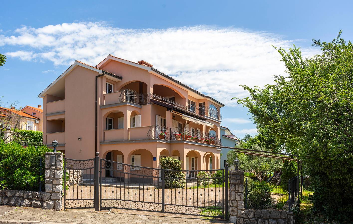Ganze Ferienwohnung, Gemütliche Ferienwohnung mit Terrasse, WLAN und Parkplatz – 400 m bis zur Küste in Paveki, Vrh Martinscice