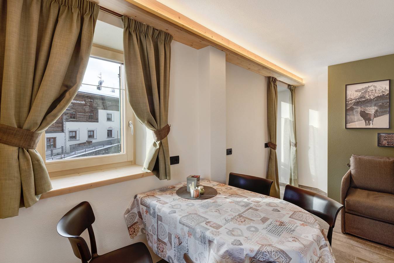 Entire apartment, Apartment "Corolla Rosina's Home" with Mountain View, Balcony & Wi-Fi in Livigno (Town), Livigno
