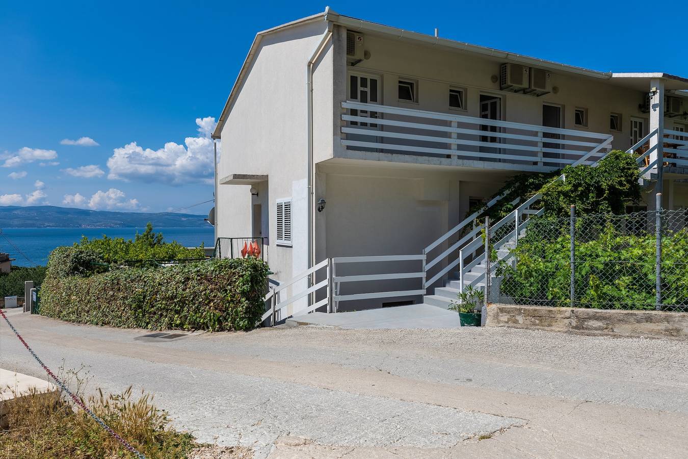 Ganze Wohnung, Studio Appartement mit Terrasse und Meerblick Duce, Omis As-13694-d in Dugi Rat, Omis-Riviera