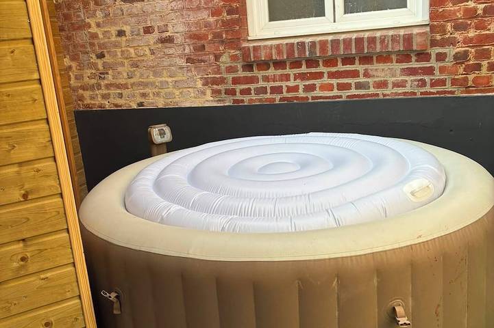 House with a hot tub right in the heart of downtown! in Albert, Péronne und Umgebung